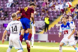 Miroslav Stevanovic (au centre) a arraché le match nul d'une tête rageuse. KEYSTONE/SALVATORE DI NOLFI